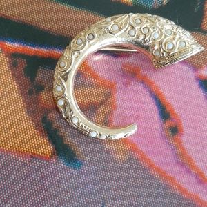 Vintage • '70s DeNicola Etruscan ram's horn pin